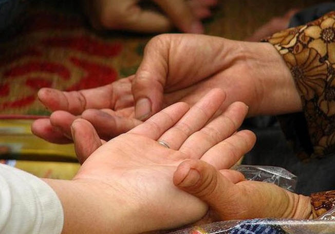 Nghi thức xem bói: không gian yên tĩnh và câu hỏi rõ ràng