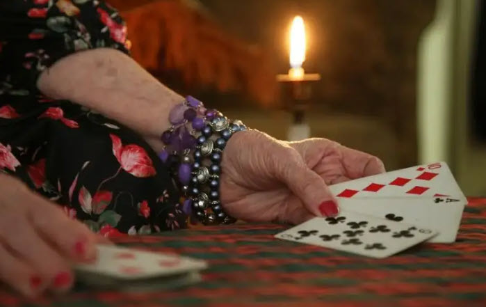 Nghi thức nhỏ trước khi rút bài: không gian yên tĩnh, giấy bút, ly trà