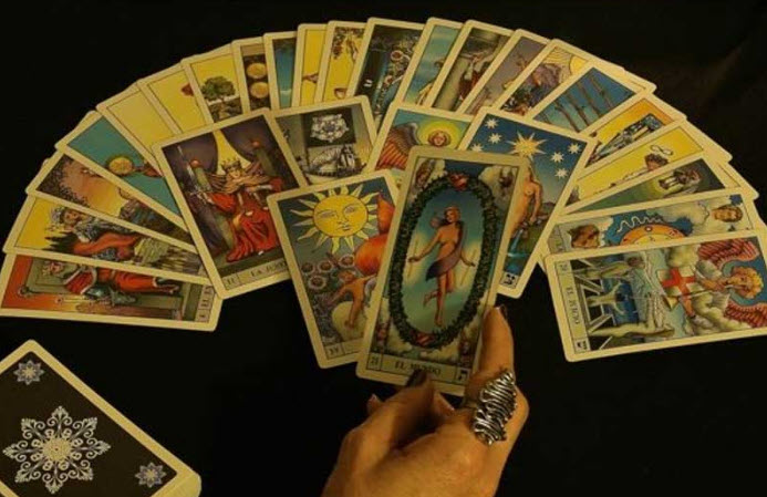 Bộ bài Tarot và biểu tượng – ảnh minh họa cho hành trình chiêm nghiệm
