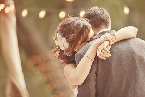 Minh họa xem bói ngày sinh tình duyên: nghi thức nhỏ nuôi dưỡng tình yêu