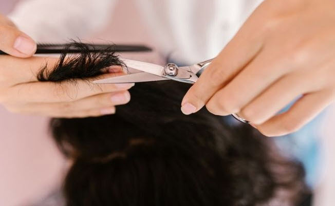 Cắt tóc trong mơ: ẩn dụ đổi vận và tái tạo bản thân