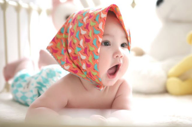 Chi tiết giấc mơ em bé gái: bối cảnh và cảm xúc quyết định cách giải mã