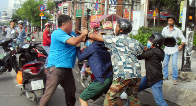 nằm mơ thấy người khác đánh nhau: ý nghĩa khi chỉ đứng xem hay bị cuốn vào
