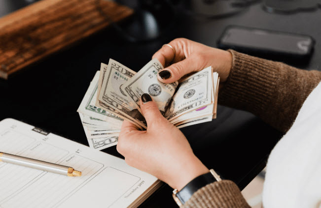 kịch bản giấc mơ được cho tiền và cách chuyển hóa thành hành động