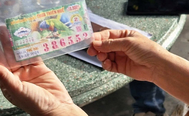 nằm mơ thấy người ta cho vé số