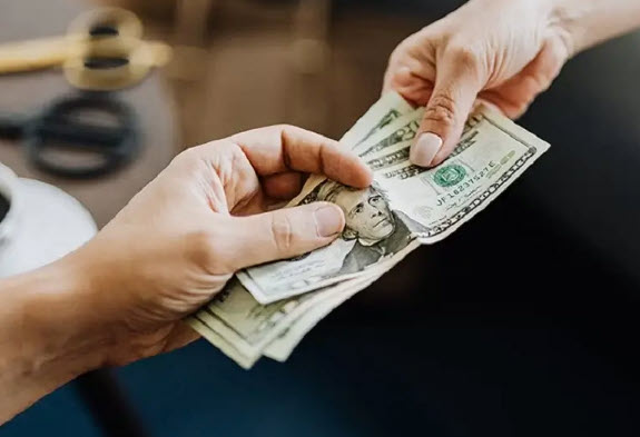 nằm mơ thấy người đàn ông đưa tiền cho mình