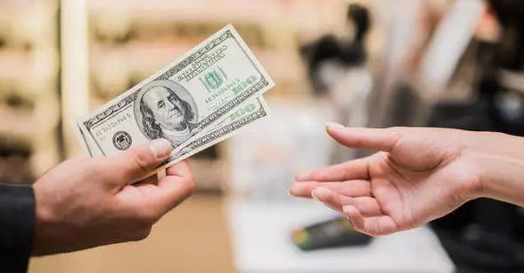 nằm mơ thấy người đàn ông đưa tiền cho mình