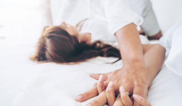 Giấc mơ quan hệ nơi công cộng và cảm giác bị đánh giá